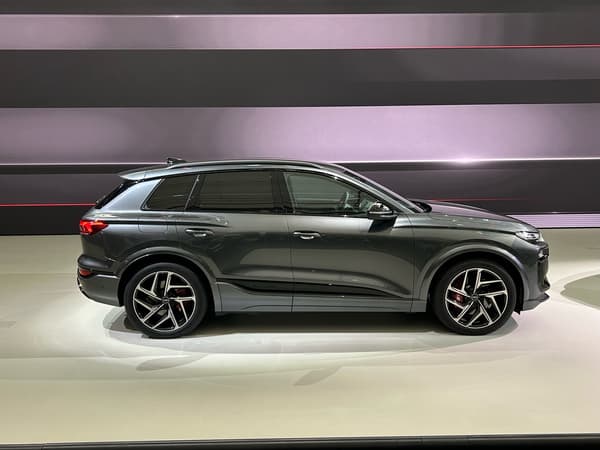 Le Q6 e-tron est un grand SUV familial de 4,77 mètres de long et 2,3 tonnes.