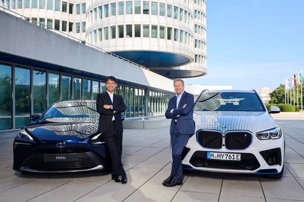 Koji Sato, président et membre du conseil d'administration de Toyota, et Oliver Zipse, président du directoire de BMW AG.