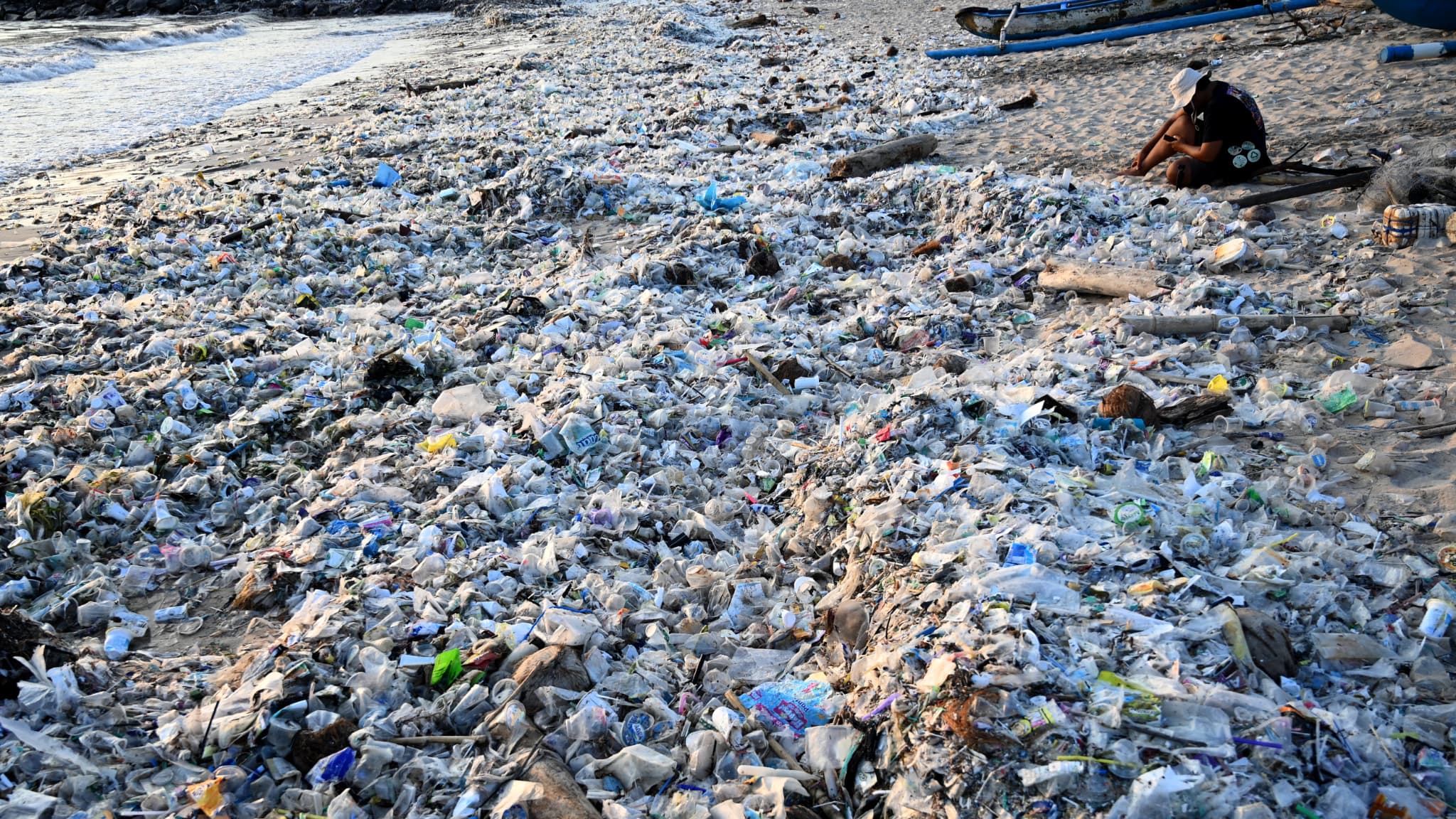 Des monceaux de déchets plastiques recouvrant la plage de Kedonganan mardi 19 mars 2024.