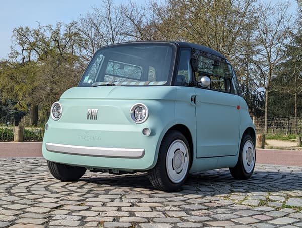 La Fiat Topolino se présente comme une cousine italienne de la Citroën AMI.