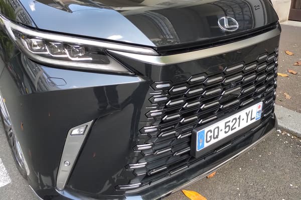 La calandre massive du MPV de Lexus.