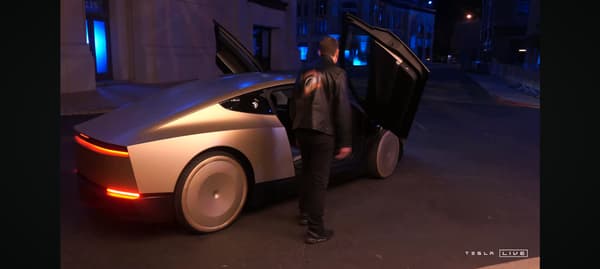 Elon Musk monte dans le Cybercab lors de la présentation "We, Robot" le 10 octobre 2024.