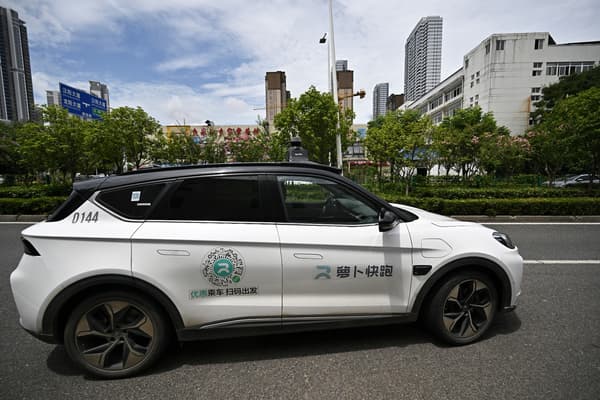 Un véhicule autonome robotaxi sans conducteur développé dans le cadre du projet de conduite autonome Apollo Go du géant de la technologie Baidu, à Wuhan, dans la province centrale du Hubei en Chine. Faisant tourner les têtes lorsqu'ils passent devant des immeubles de bureaux et des centres commerciaux, les taxis sans conducteur se répandent lentement dans les villes chinoises, suscitant à la fois méfiance et émerveillement.