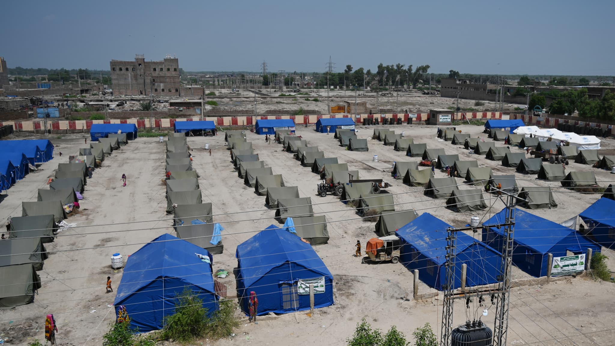 Des tentes pour les personnes déplacées par les inondations dans un camp de fortune à Sukkur, au Pakistan, le 8 septembre 2022.