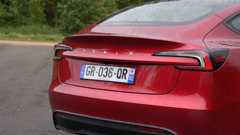 En pilotage automatique, une Tesla roule sans s'arrêter vers un train en mouvement