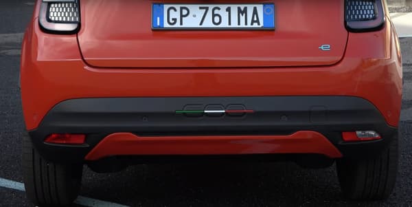 A l'origine, la Fiat 600, produite en Pologne, avait son numéro traversé par un drapeau italien.