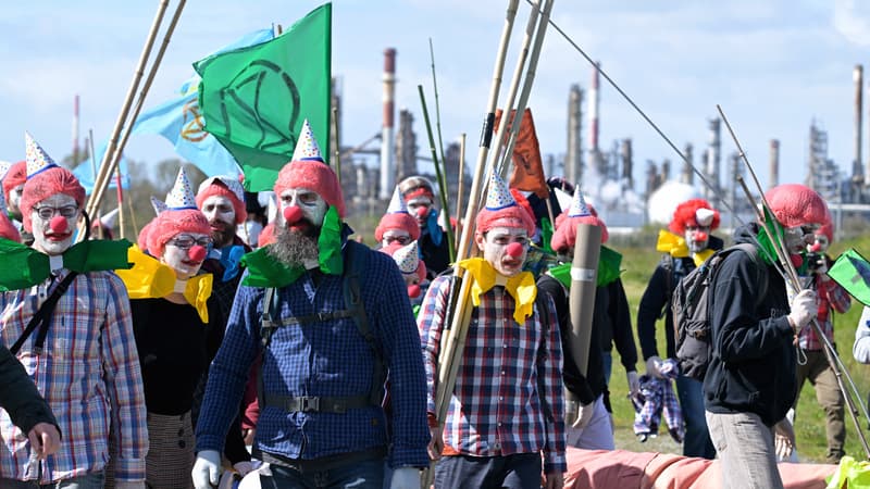 La Défense, Gonfreville... Des "clowns" écologistes dénoncent les activités de Total, qui fête ses 100 ans