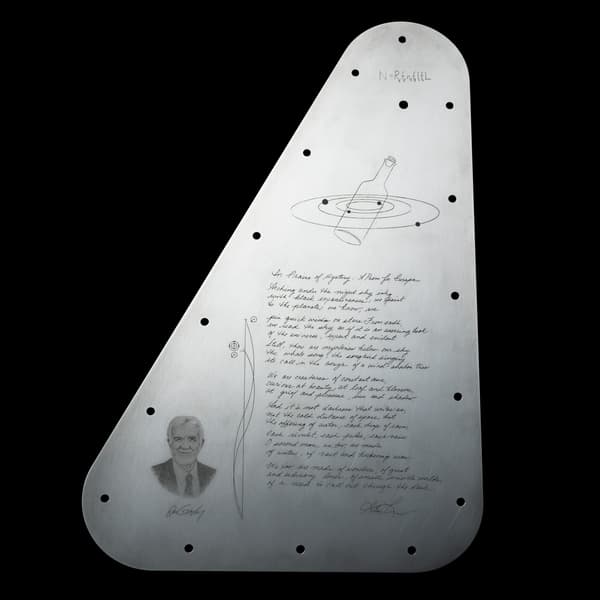 Photo de la plaque métallique qui accompagnera le vaisseau spatial Europa Clipper lors de son lancement, publiée par la NASA sur X (ex-Twitter) le 8 mars 2024.