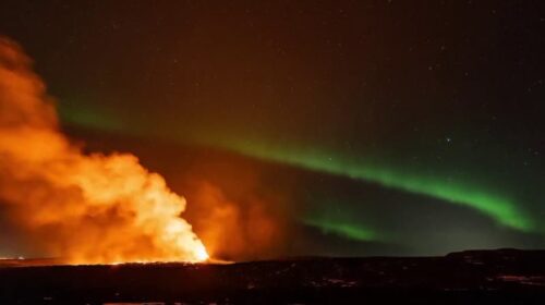 Les images impressionnantes d’aurores boréales au-dessus d’une éruption volcanique en Islande