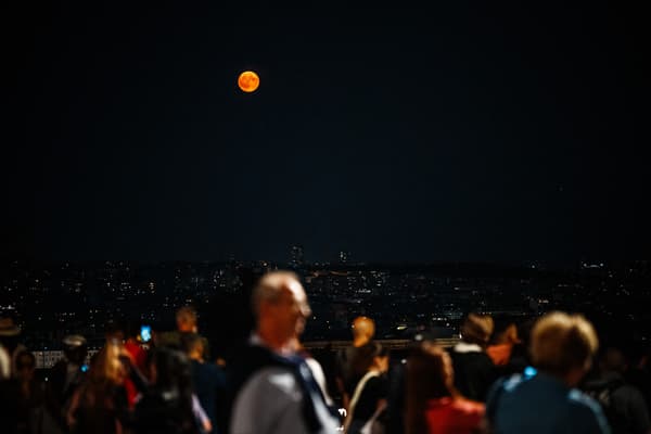 La "super Lune bleue" à Paris, le lundi 19 août 2024