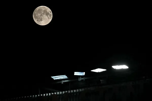 La "Super Lune des Moissons", à Manchester, au nord de l'Angleterre, le mardi 17 septembre 2024