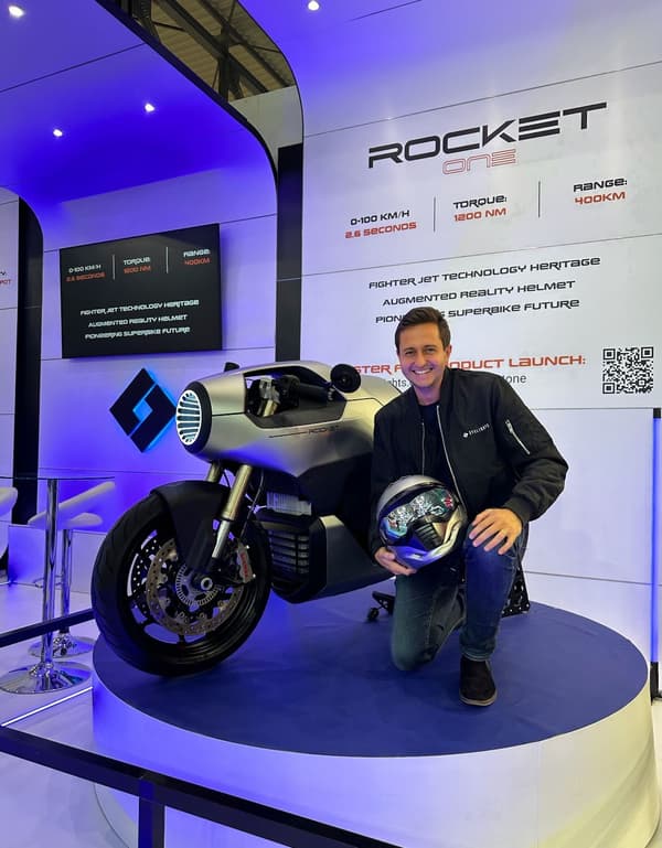 Romain Duflot, fondateur d'EyeLight, pose avec la Rocket One et son casque connecté