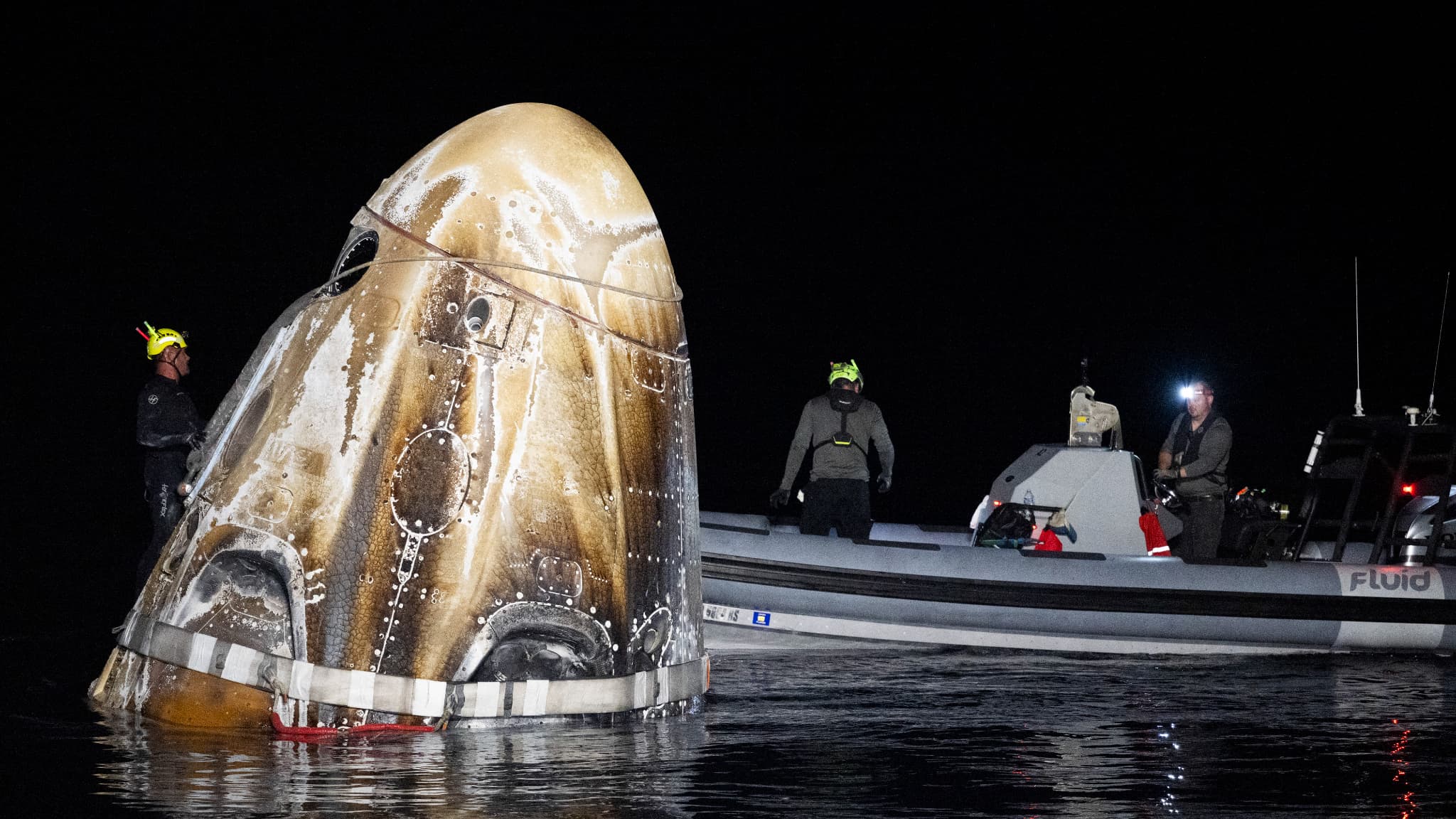 Des équipes de soutien travaillent autour du vaisseau spatial SpaceX Dragon Endeavour peu après son atterrissage avec les astronautes de la NASA Matthew Dominick, Michael Barratt et Jeanette Epps, et le cosmonaute de Roscosmos Alexander Grebenkin à bord, dans le golfe du Mexique au large de la côte de Pensacola, en Floride, le 25 octobre 2024.