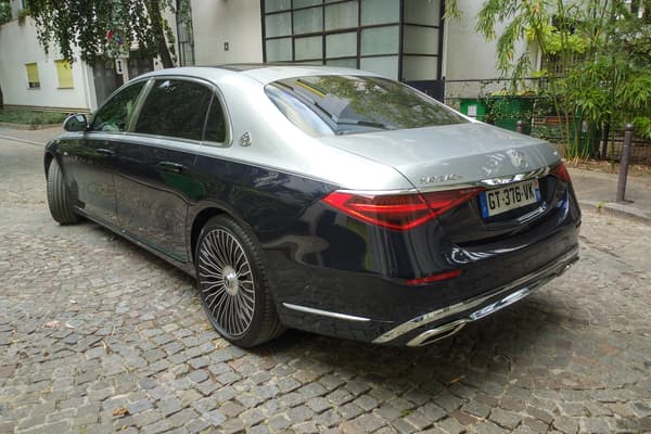 Cette Mercedes Maybach S680 est une limousine, aux proportions forcément hors normes, ave 5,40 mètres de long.