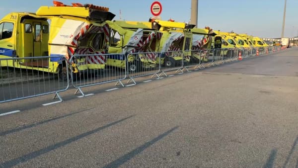 Des véhicules d'intervention accidentés exposés au niveau du péage de Saint-Arnoult-en-Yvelines, juin 2024