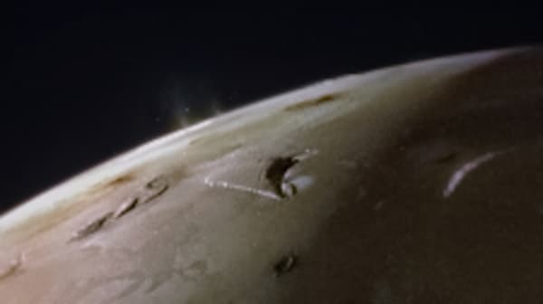 La sonde Juno de la Nasa capture deux panaches volcaniques s'élevant au-dessus de l'horizon de la lune de Jupiter Io le 3 février 2024.