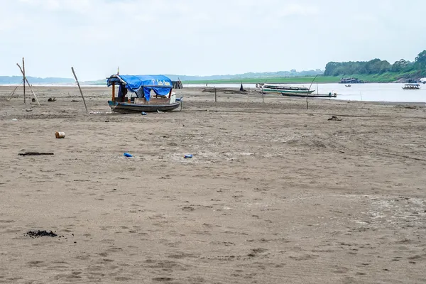 Un bateau bloqué par le faible niveau du fleuve Amazone, près de la ville de Leticia en Colombie le 15 septembre 2024.