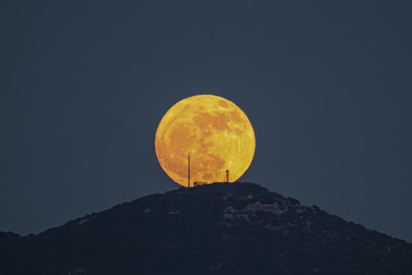 La pleine lune, au-dessus du poste militaire israélien de Ramtha, dans la région de Marjayoun, au Liban, le 21 juin 2024