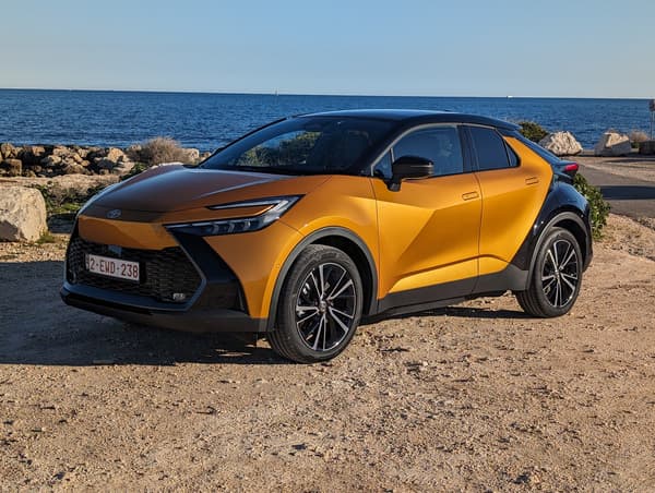 Le Toyota C-HR passe pour la première fois à l'hybride rechargeable avec cette deuxième génération.