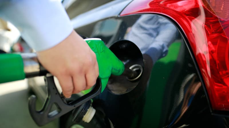 sur autoroute est-il moins cher de faire le plein de carburant chez Leclerc ou Total?